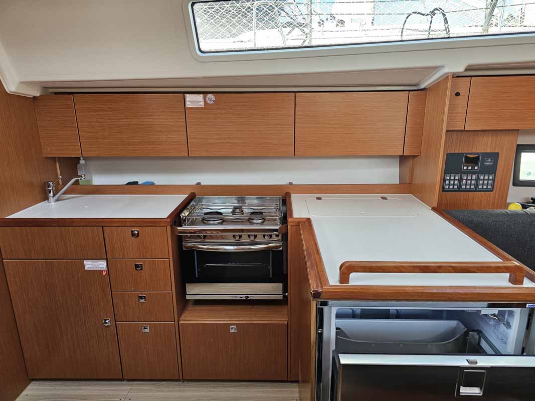 Bavaria C42 — photo 7