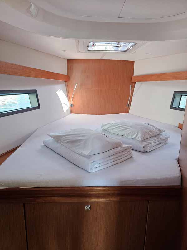 Bavaria C42 — photo 8