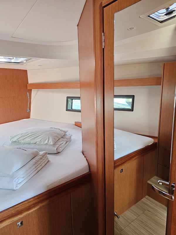 Bavaria C42 — photo 9