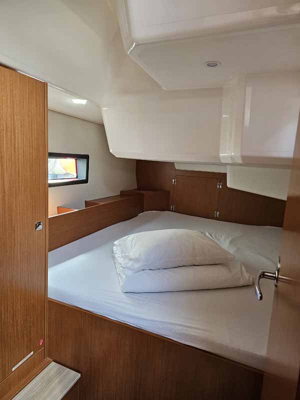 Bavaria C42 — photo 10