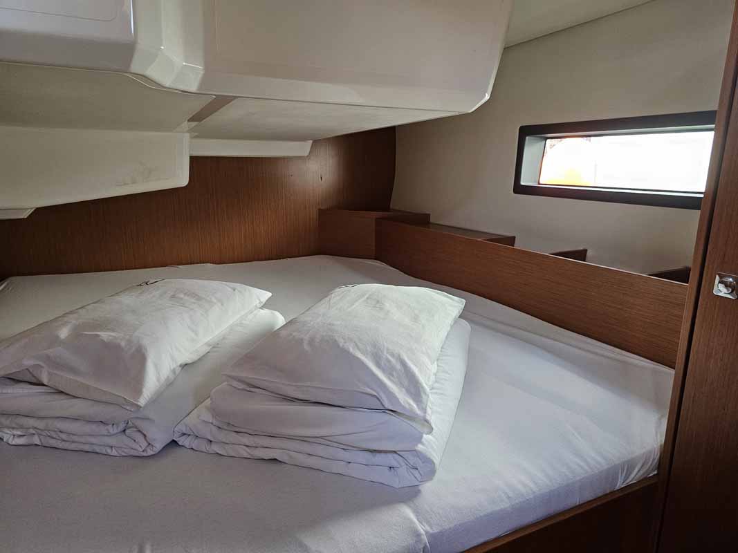 Bavaria C42 — photo 11