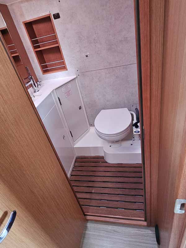 Bavaria C42 — photo 12