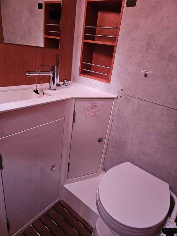 Bavaria C42 — photo 13