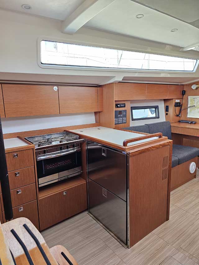 Bavaria C38 — photo 12