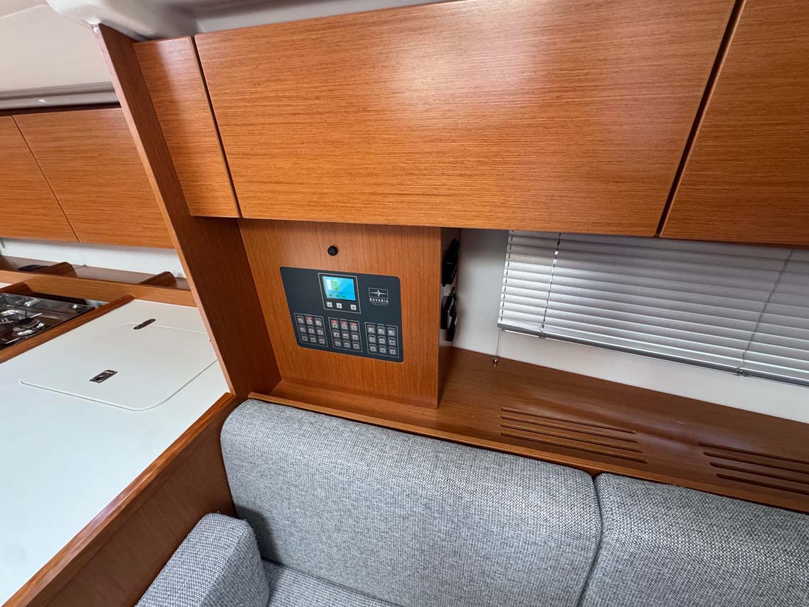Bavaria C42 — photo 11
