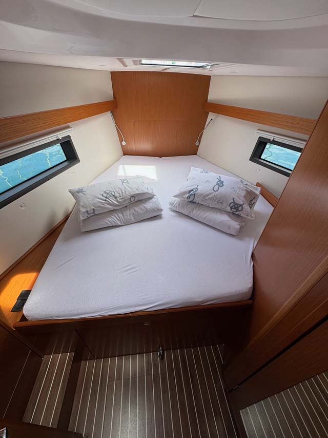 Bavaria C42 — photo 13