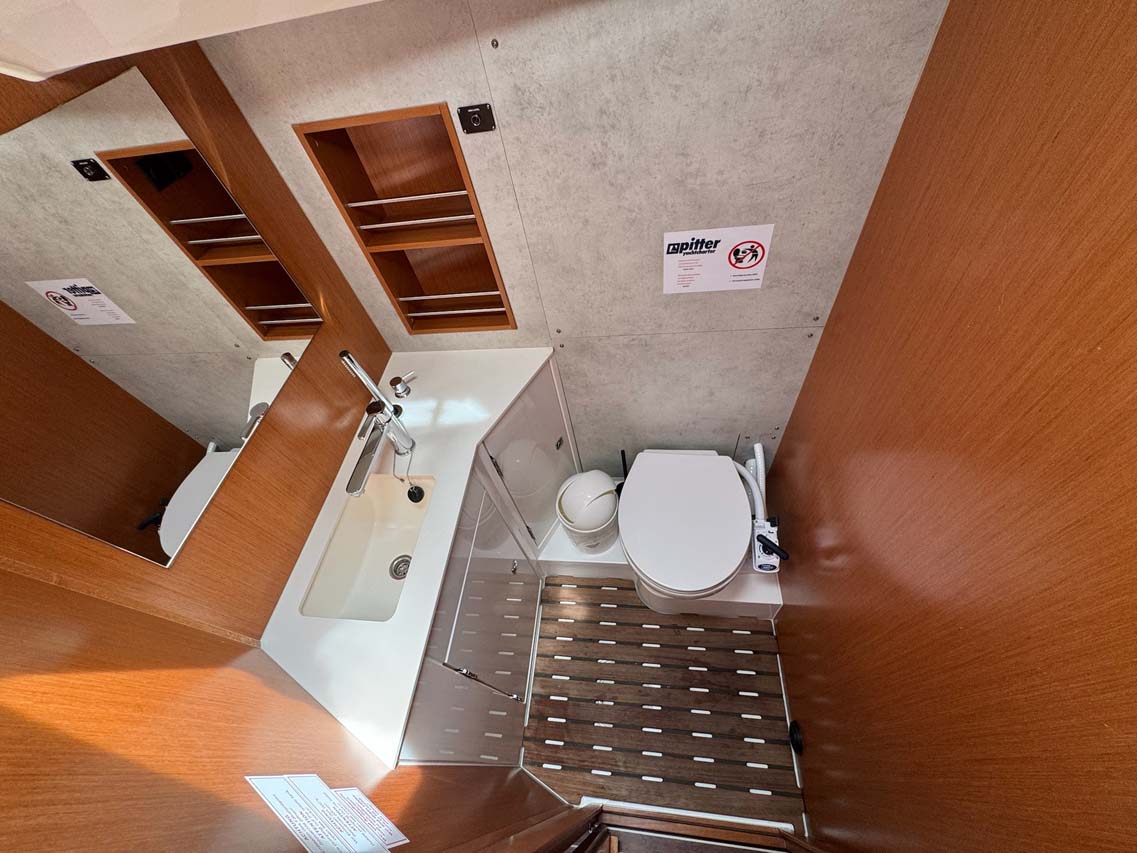 Bavaria C42 — photo 17