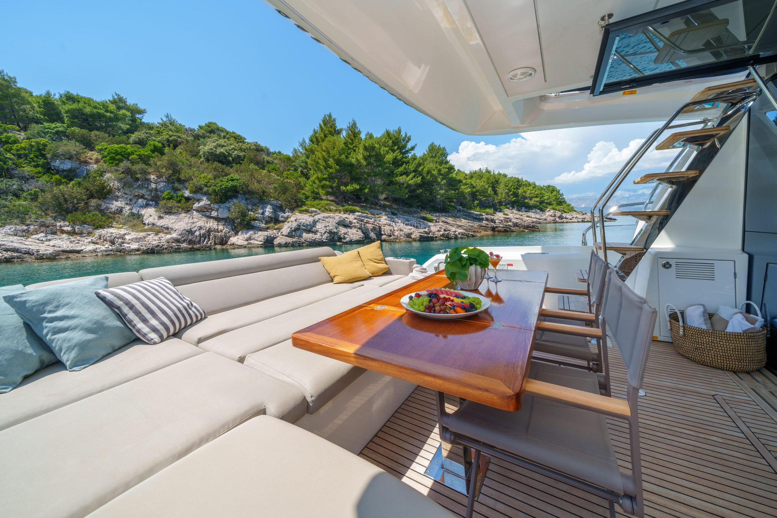 Prestige 590 Flybridge - 3 + 1 cab. — photo 11