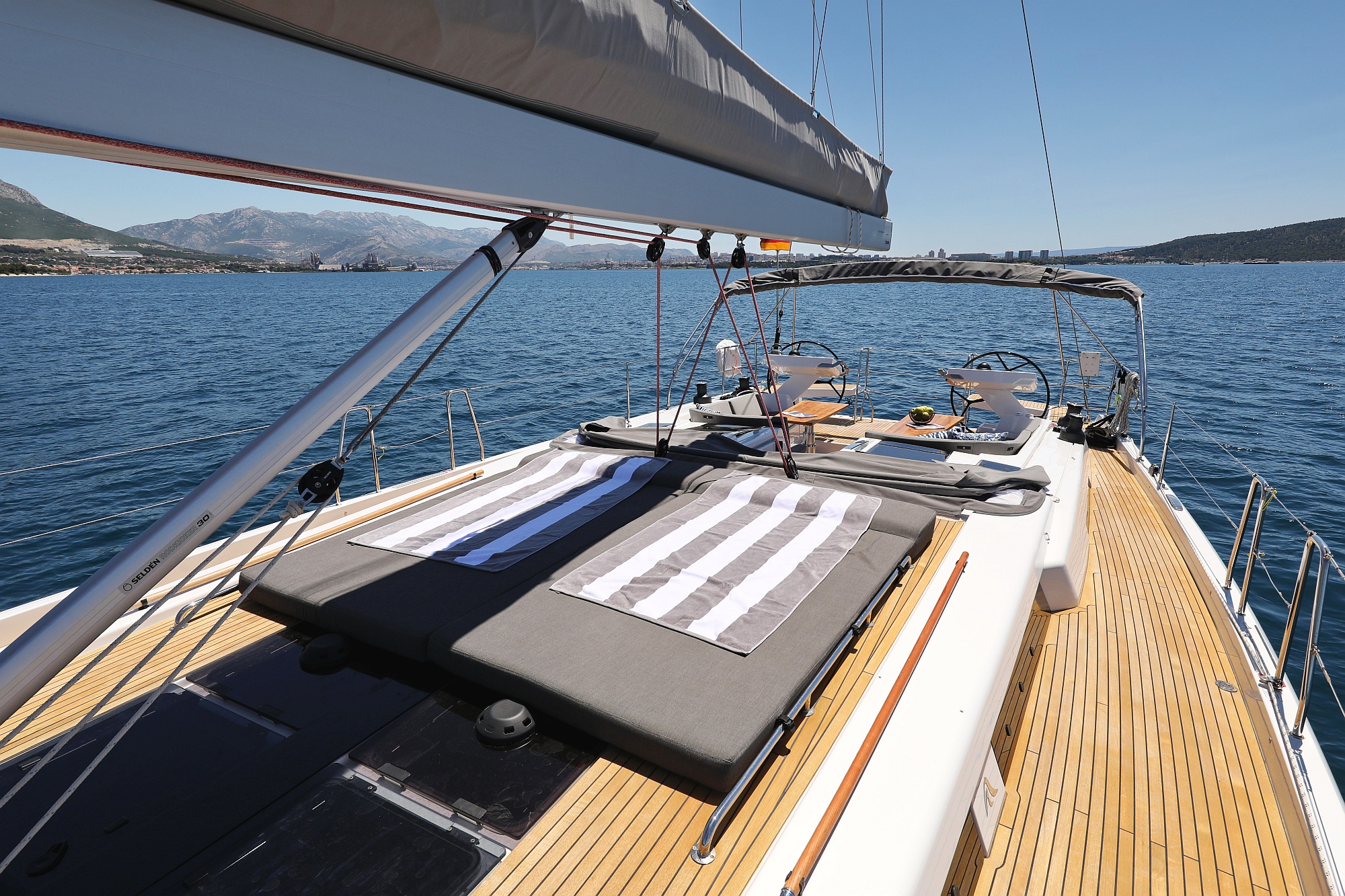 Hanse 588 - 5 + 1 cab. — photo 11