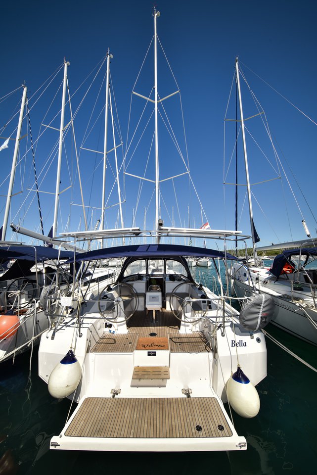 Bavaria C42 — photo 3