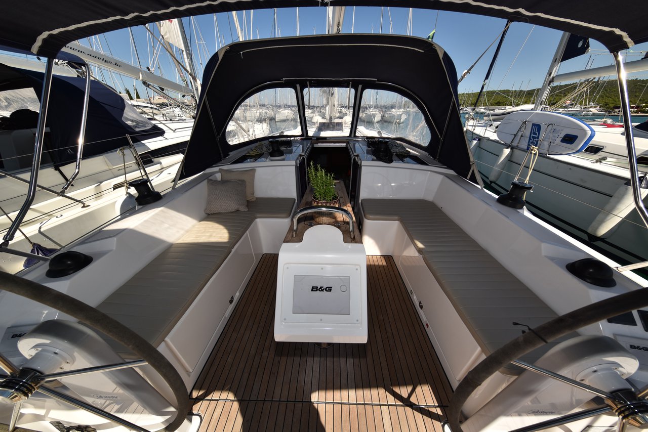 Bavaria C42 — photo 8