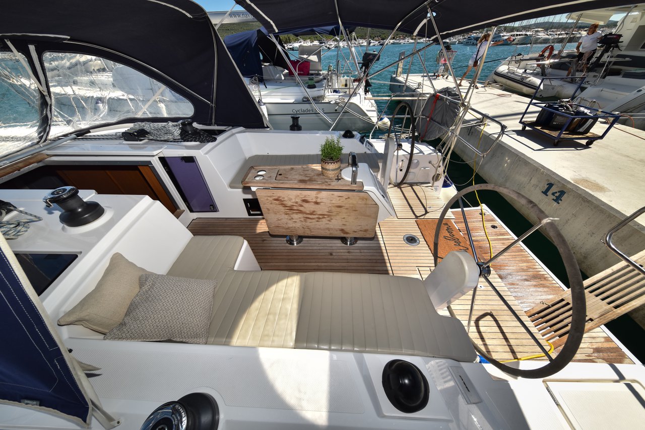 Bavaria C42 — photo 10