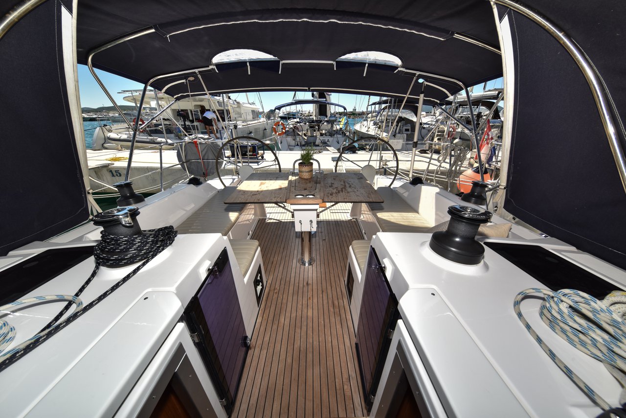 Bavaria C42 — photo 11