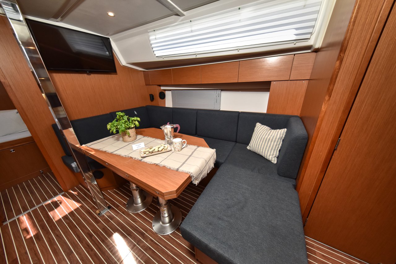 Bavaria C42 — photo 13