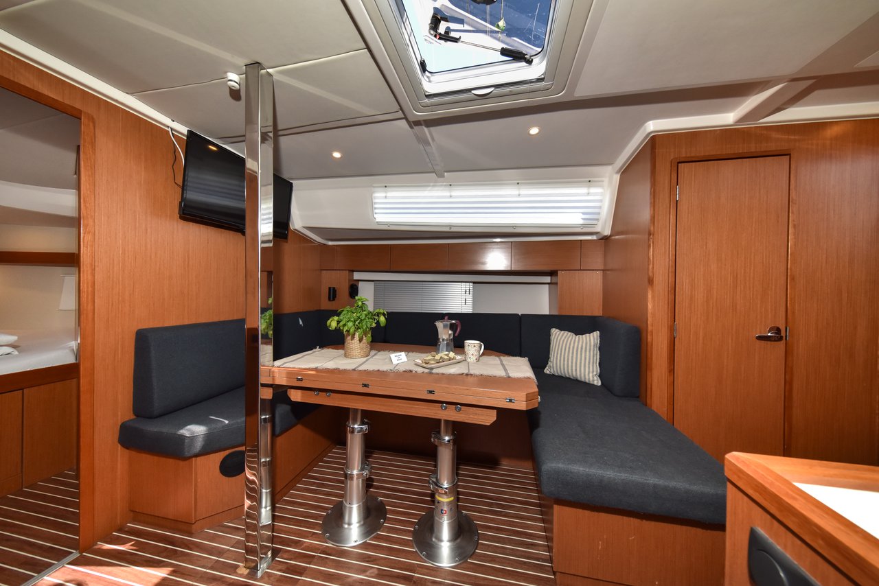 Bavaria C42 — photo 14