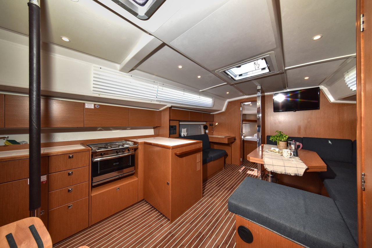 Bavaria C42 — photo 18
