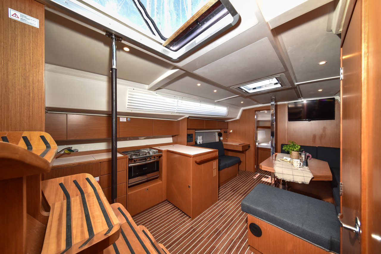 Bavaria C42 — photo 19