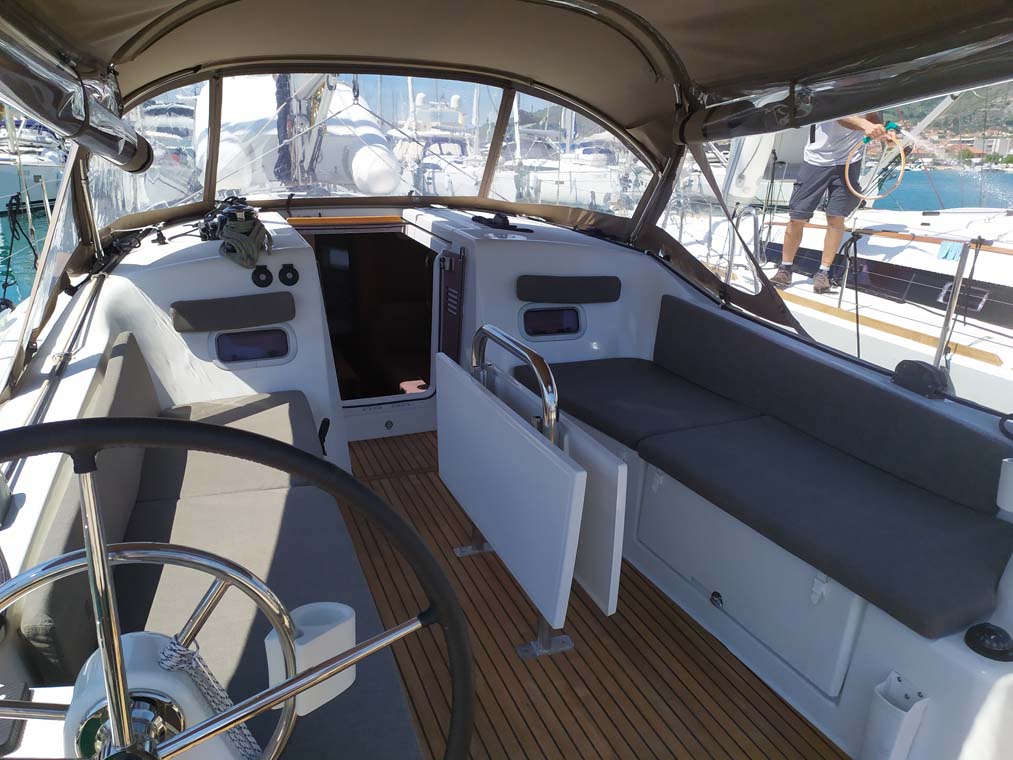 Sun Odyssey 380 - 3 cab. — photo 4