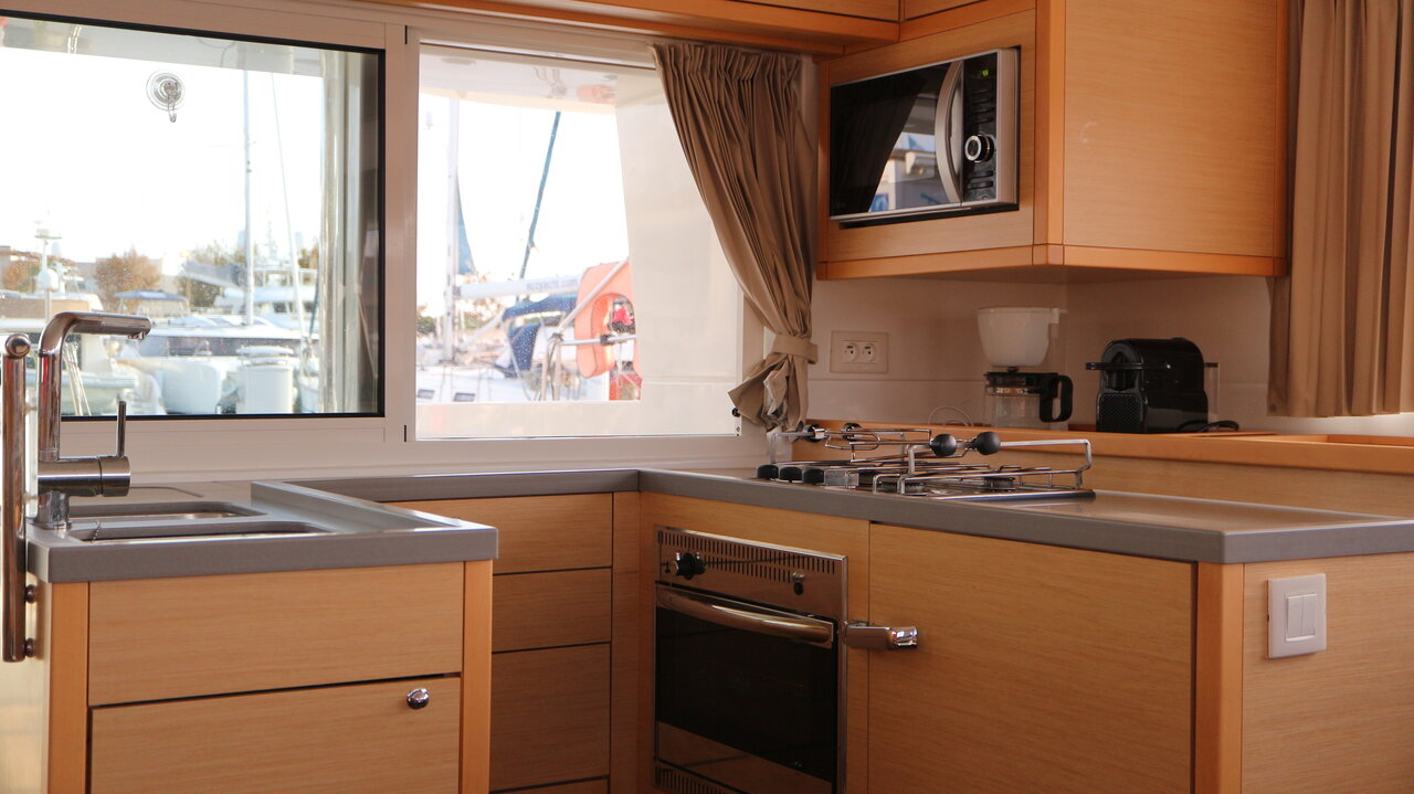 Lagoon 450 - 4 + 2 cab. — photo 18