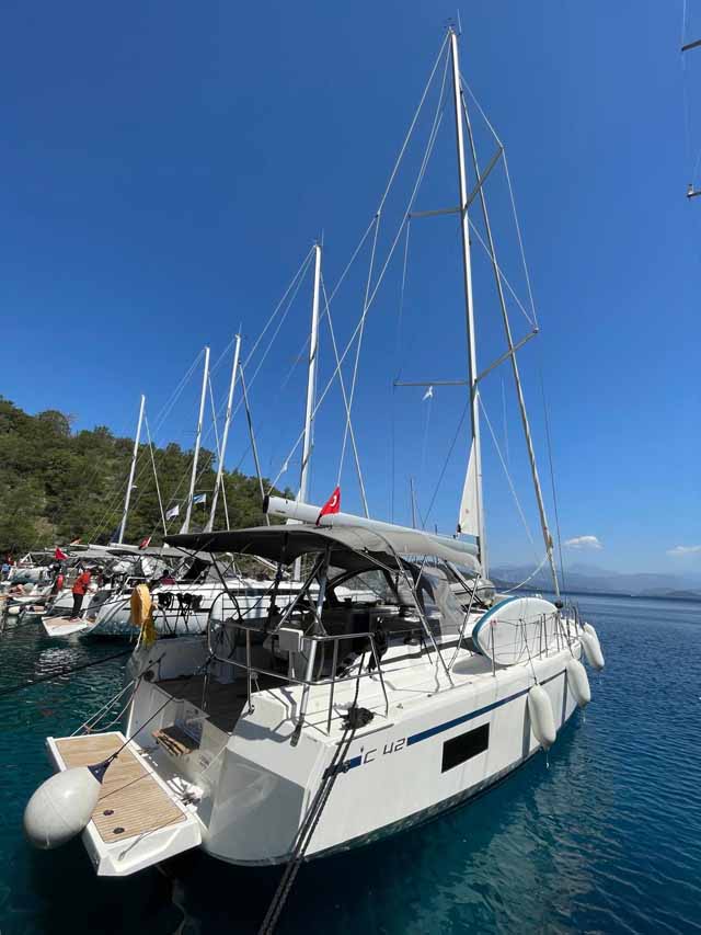 Bavaria C42 — photo 3