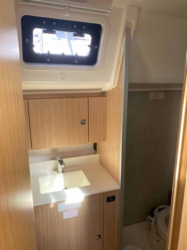 Bavaria C42 — photo 11