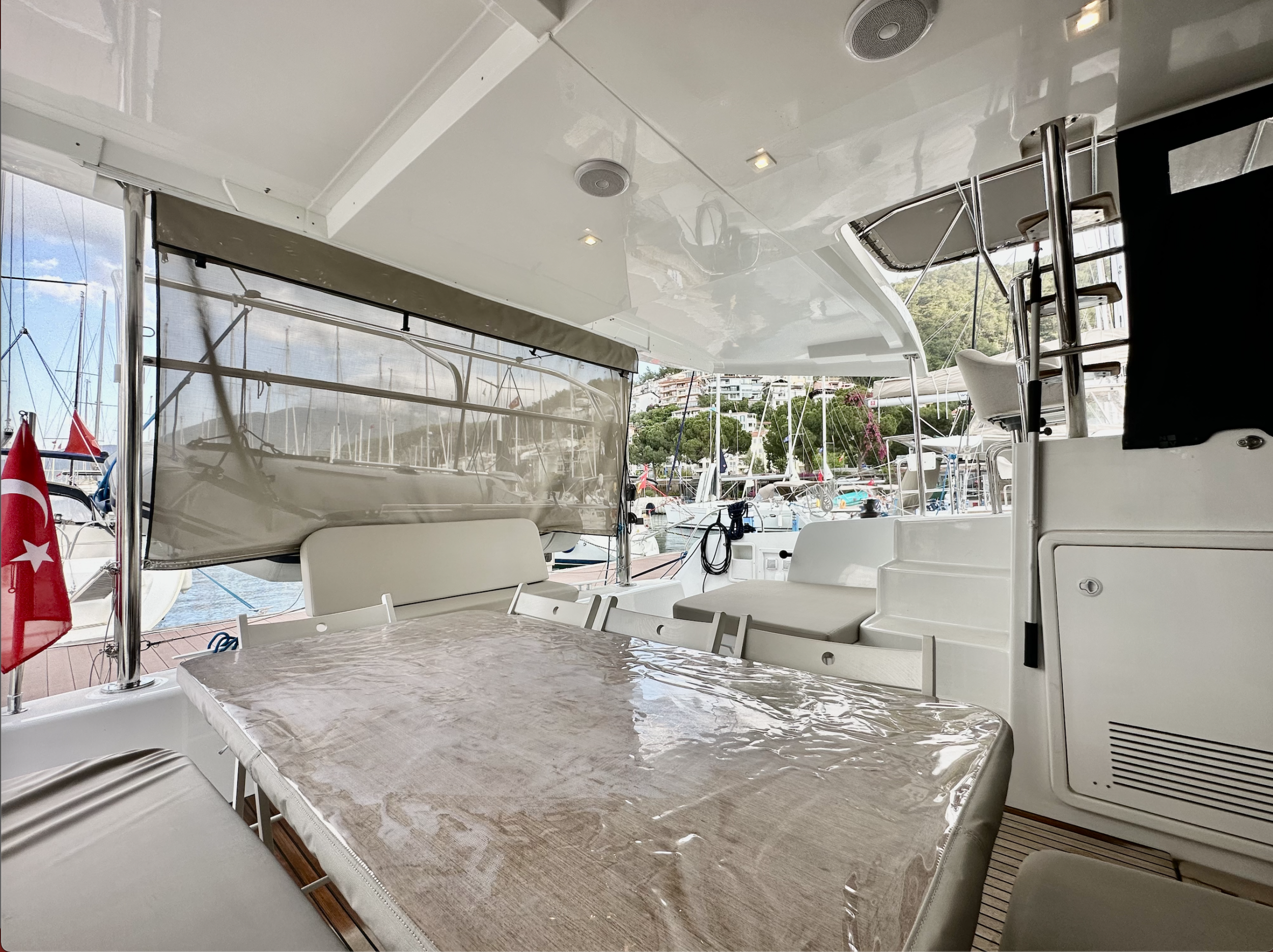 Lagoon 42 - 4 + 2 cab. — photo 8
