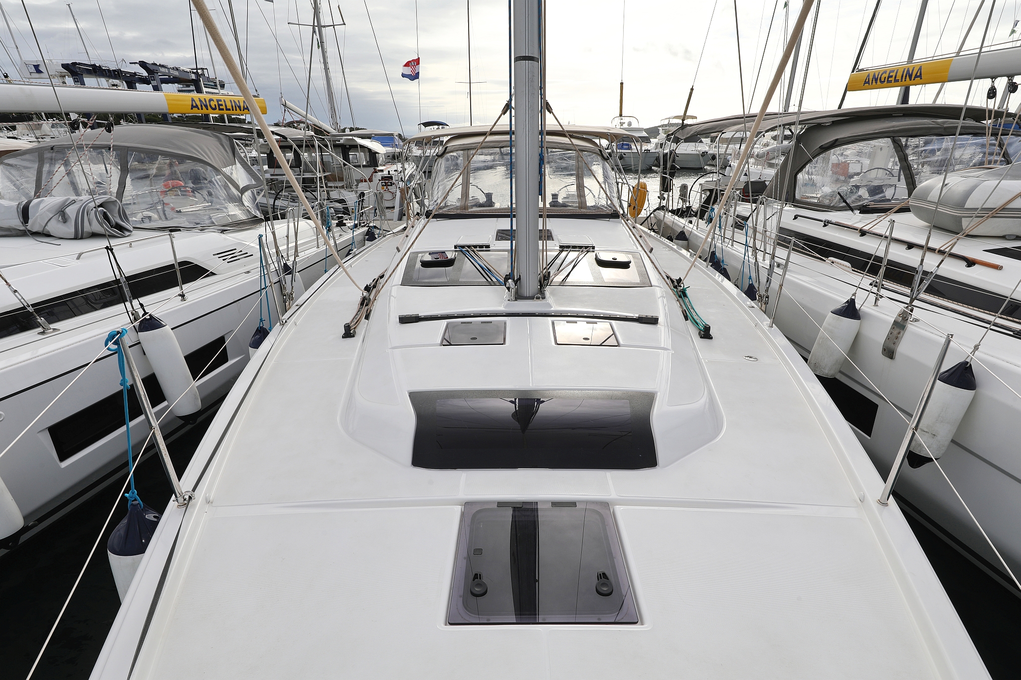 Dufour 430 - 3 cab. — photo 11