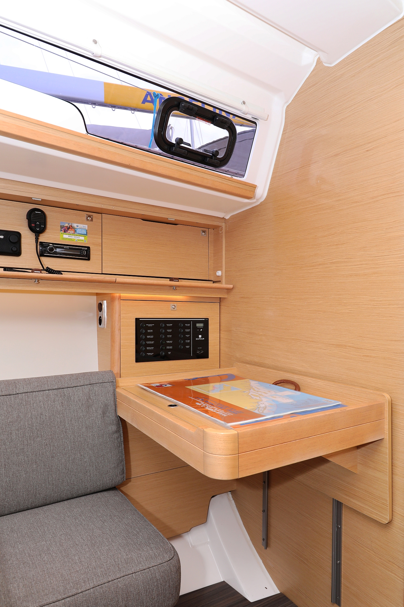 Dufour 430 - 3 cab. — photo 43