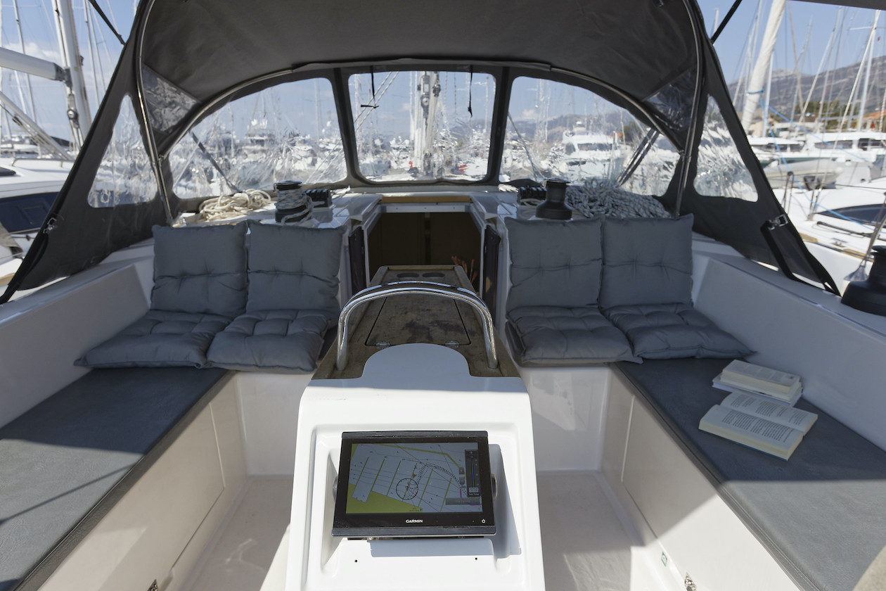 Bavaria C42 — photo 11