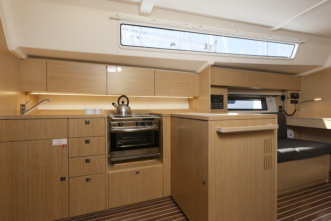 Bavaria C42 — photo 15
