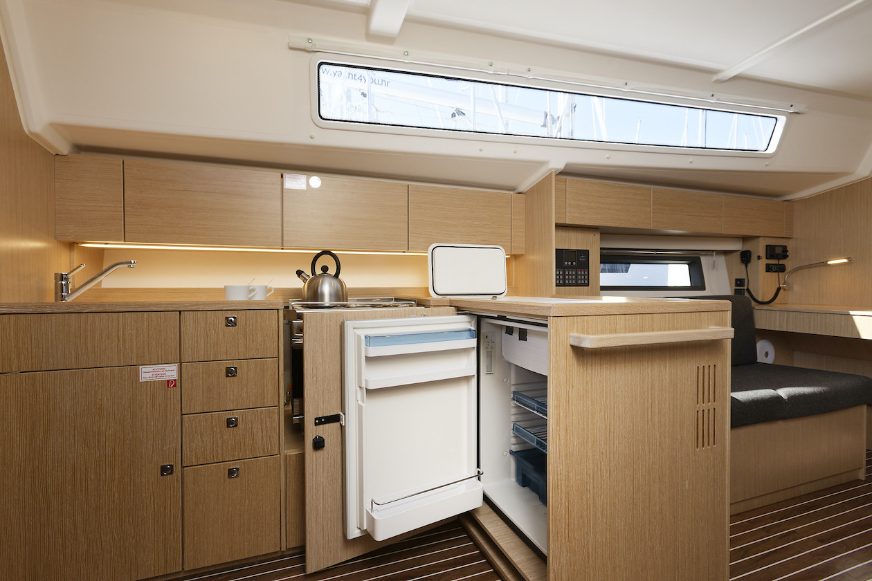 Bavaria C42 — photo 16