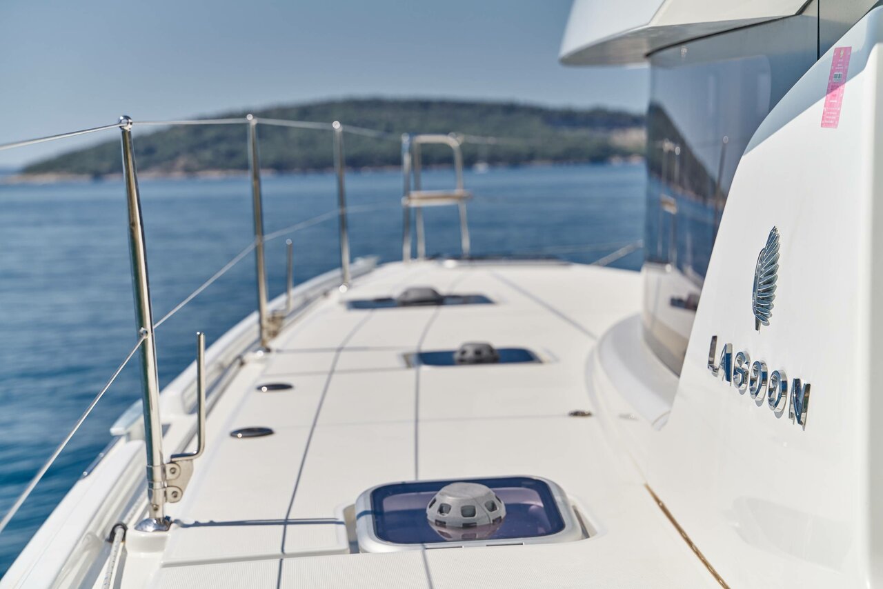 Lagoon 42 - 3 + 1 cab. — photo 12