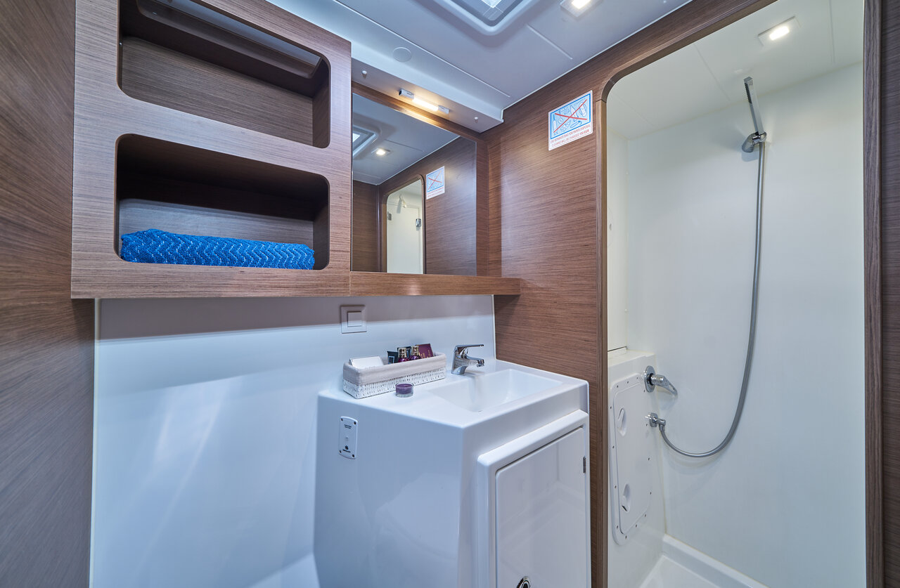 Lagoon 42 - 3 + 1 cab. — photo 26
