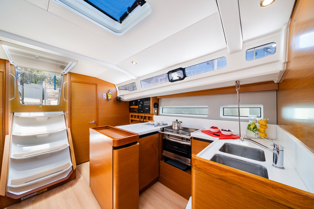 Sun Odyssey 440 - 4 cab. — photo 4
