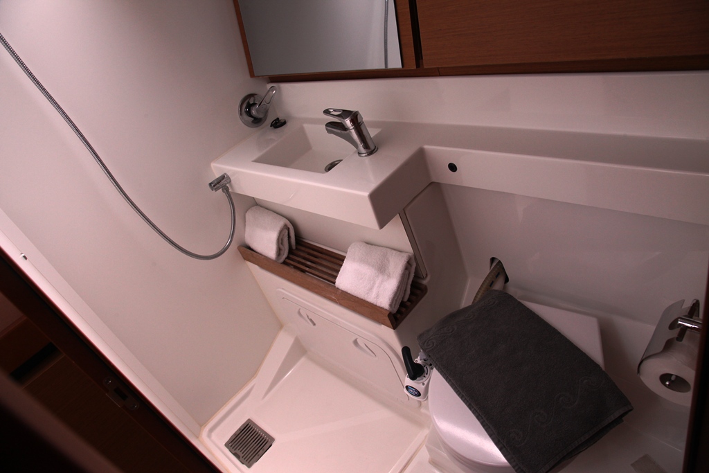 Sun Odyssey 440 - 4 cab. — photo 9