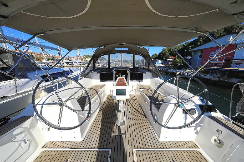 Dufour 382 GL — photo 10