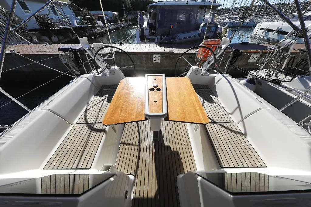 Dufour 382 GL — photo 12