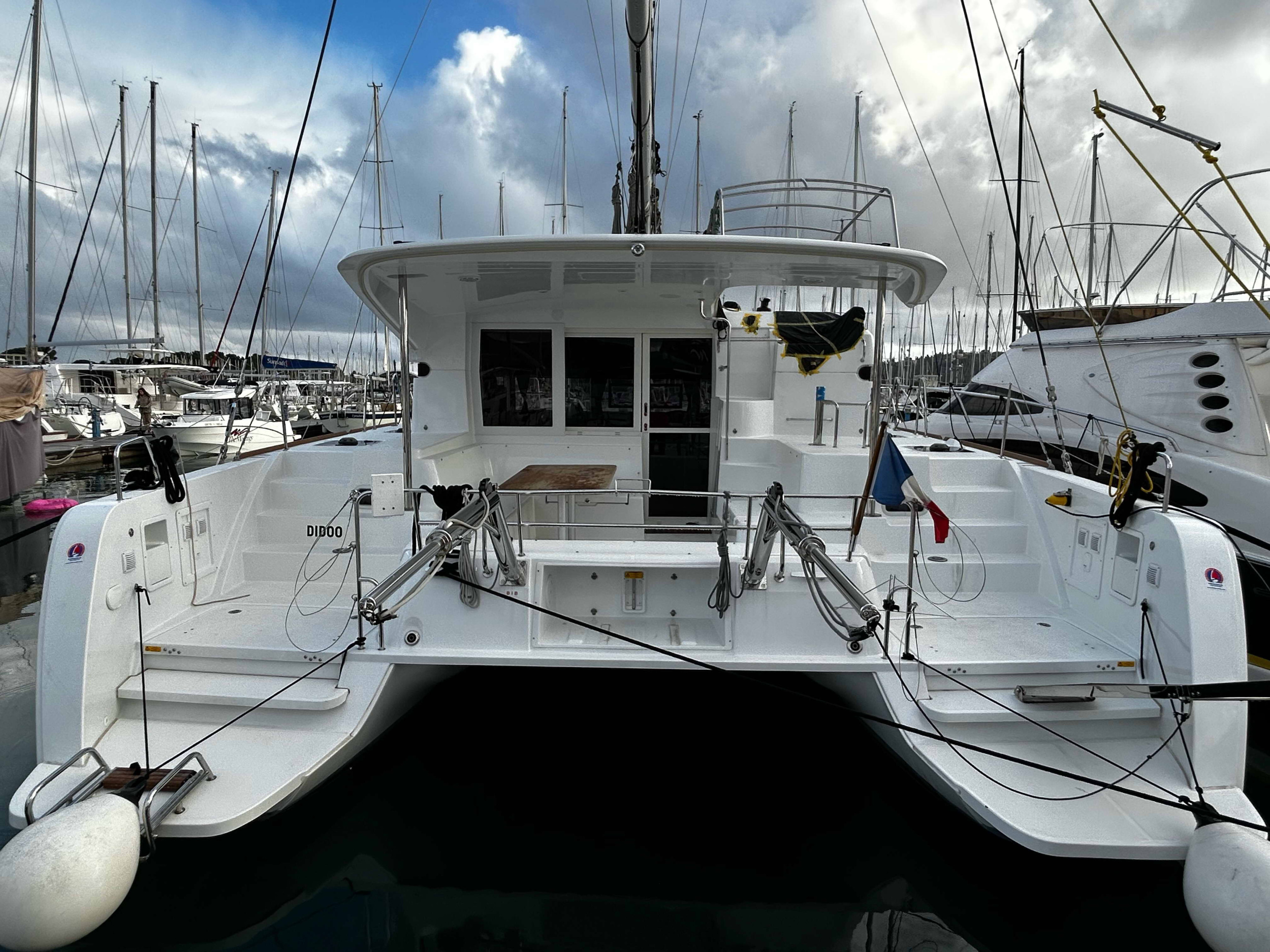 Lagoon 40 - 4 + 2 cab — photo 1