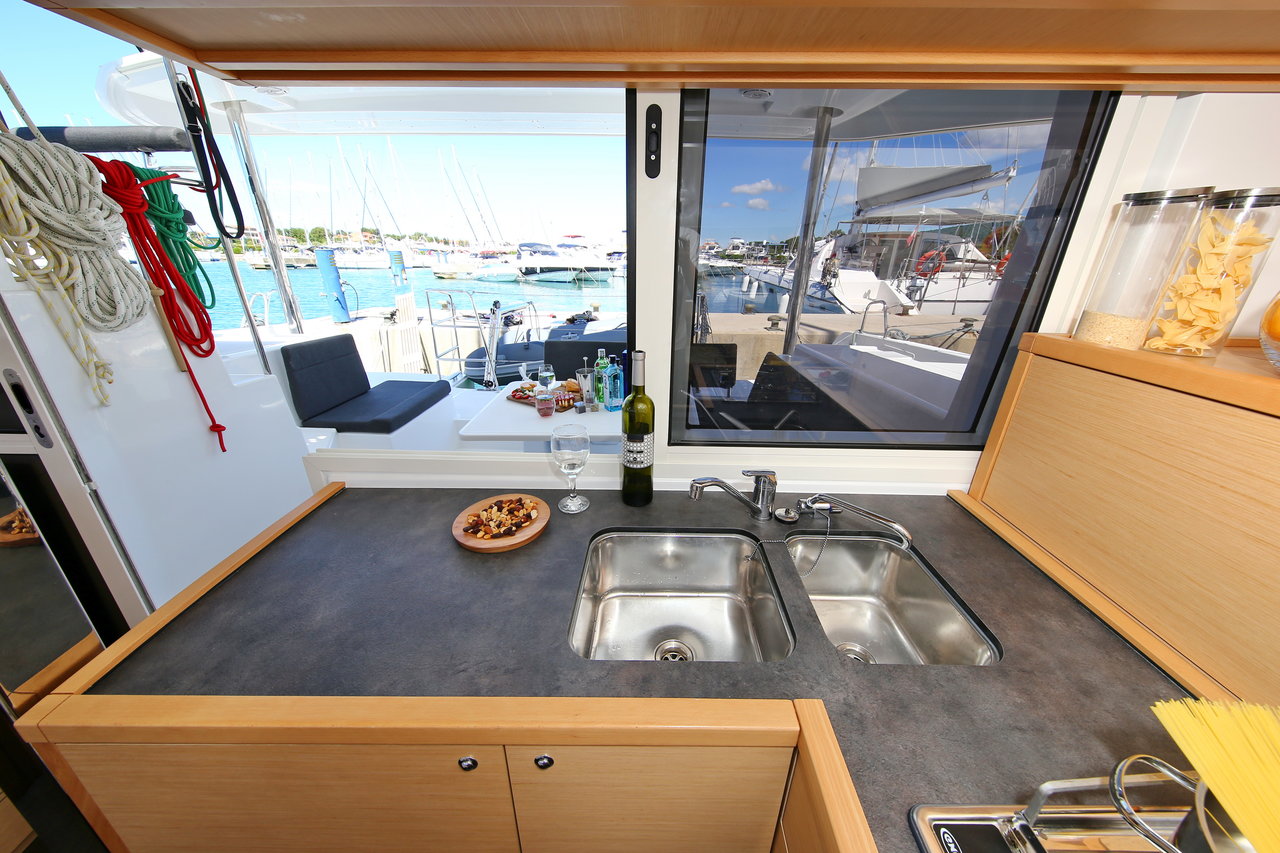 Lagoon 39 - 4 + 2 cab. — photo 16