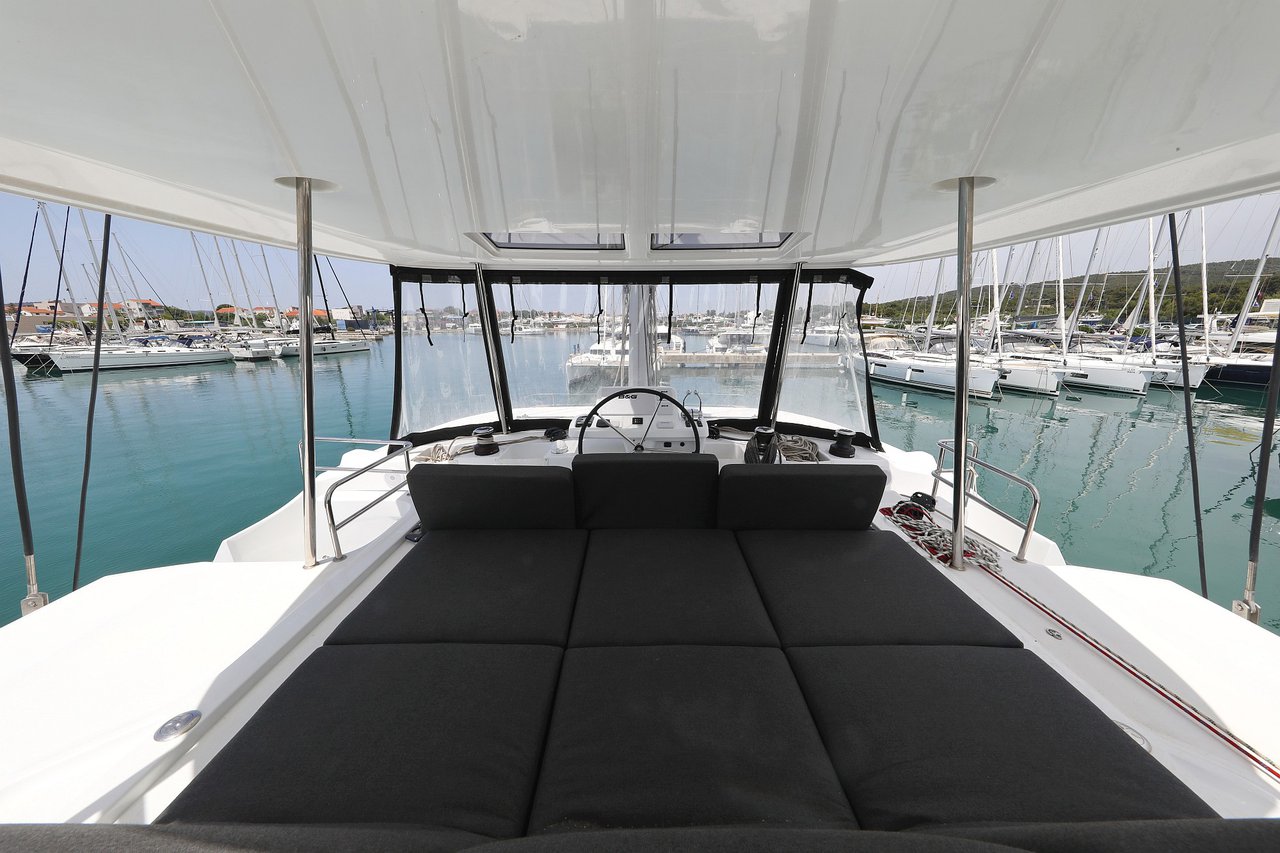 Lagoon 50 - 6 + 1 cab. — photo 9