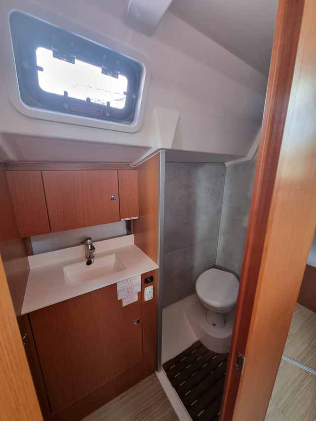 Bavaria C38 — photo 12