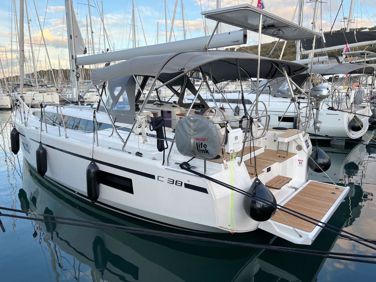 Bavaria C38 — photo 6