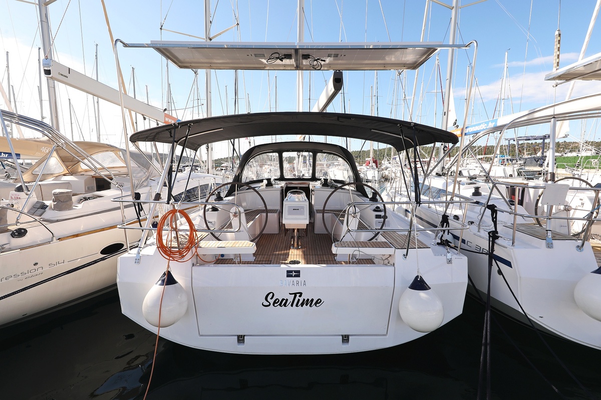 Bavaria C42 — photo 3