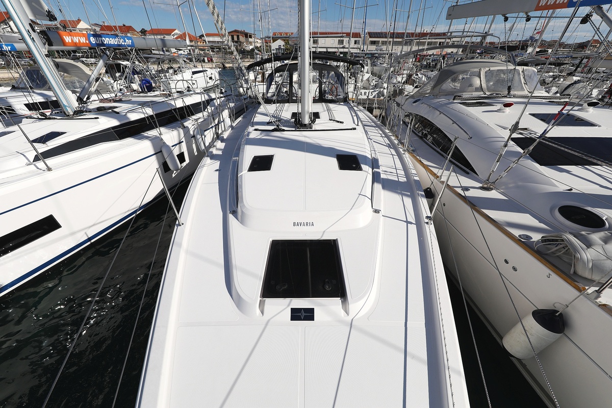 Bavaria C42 — photo 4