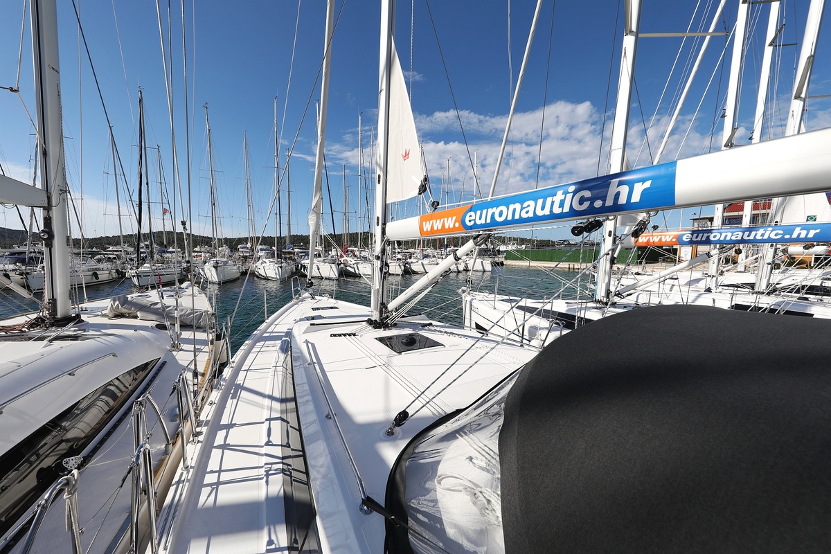 Bavaria C42 — photo 5