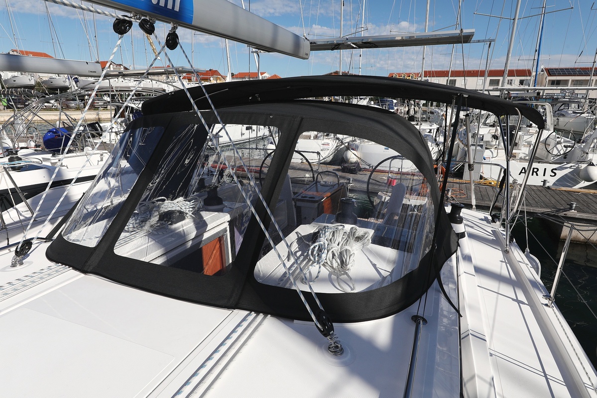Bavaria C42 — photo 6