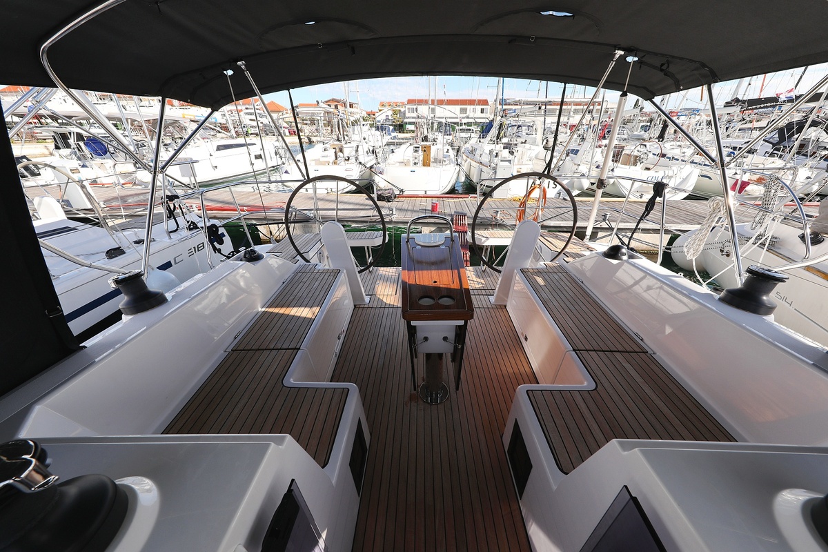Bavaria C42 — photo 8