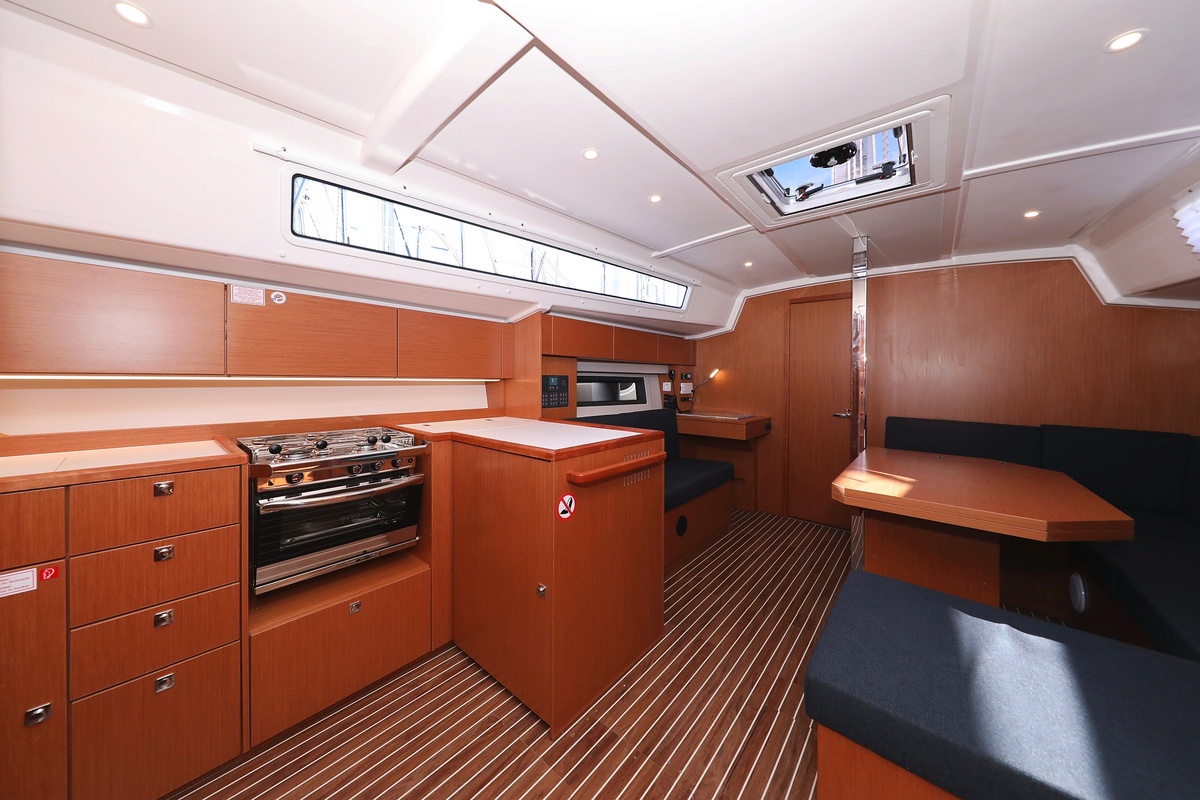 Bavaria C42 — photo 11