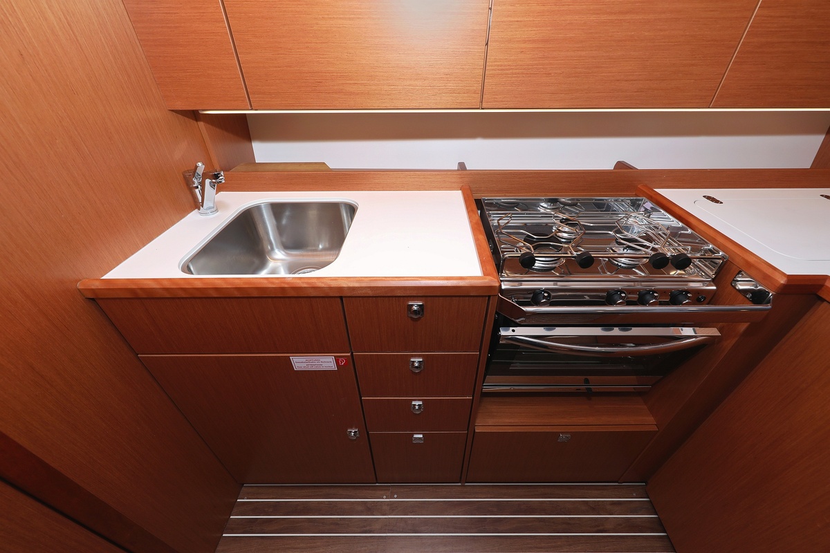 Bavaria C42 — photo 12