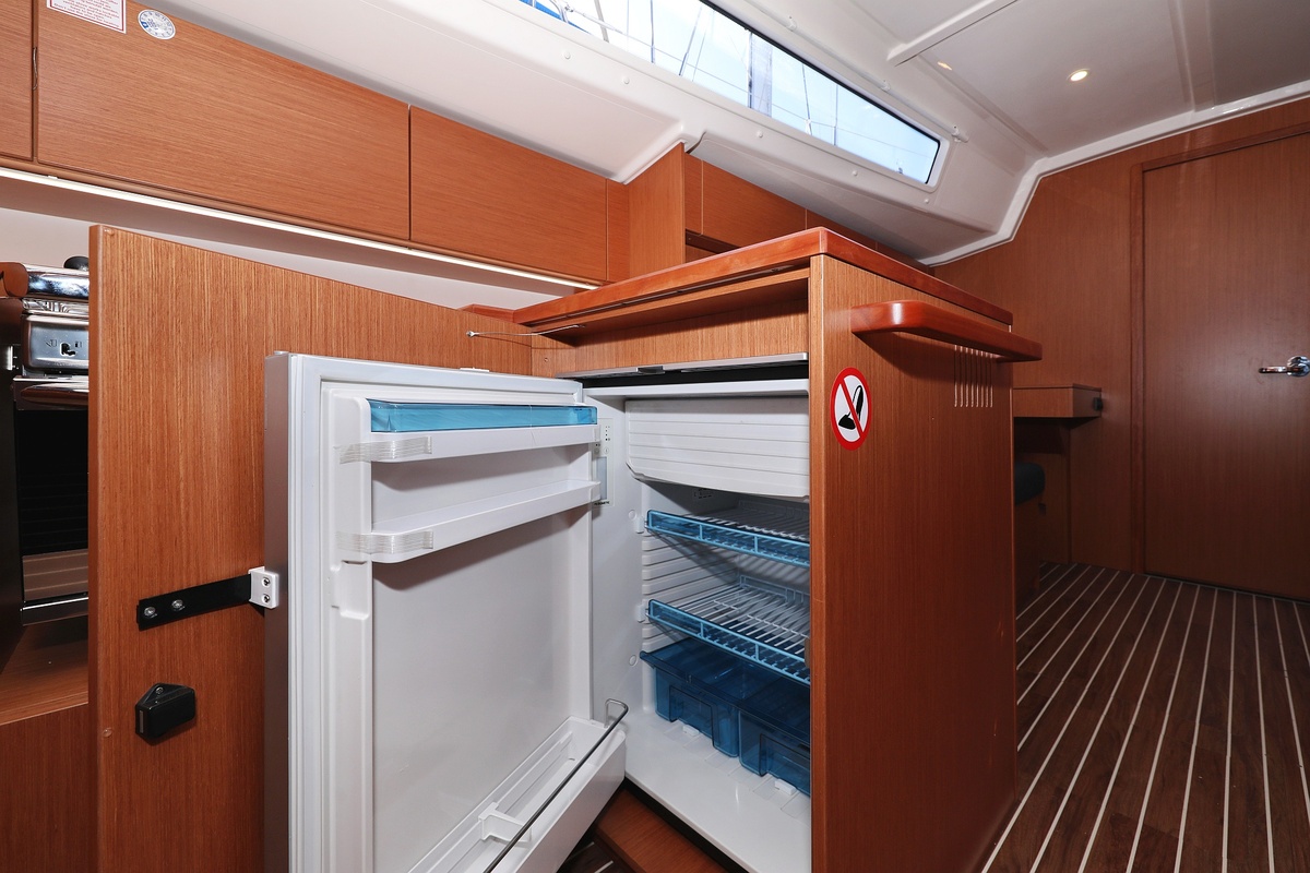 Bavaria C42 — photo 13